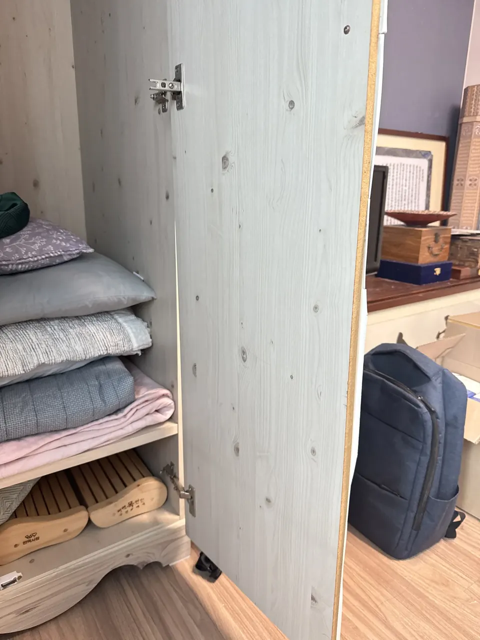 수리 전 경첩이 떨어져 문이 벌어진 장농