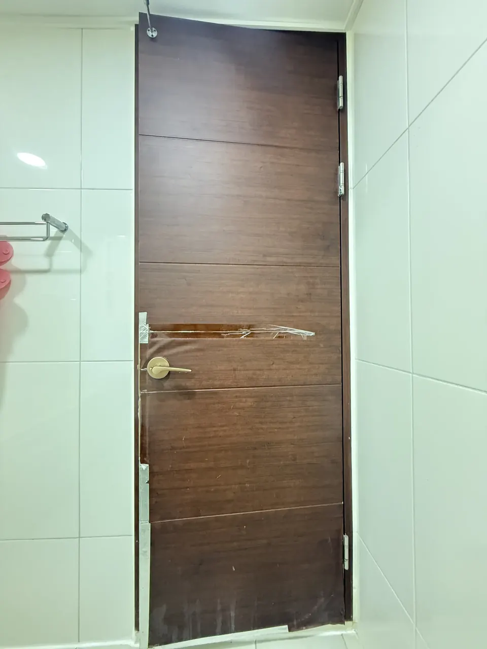수리 전 파손된 진갈색 욕실문