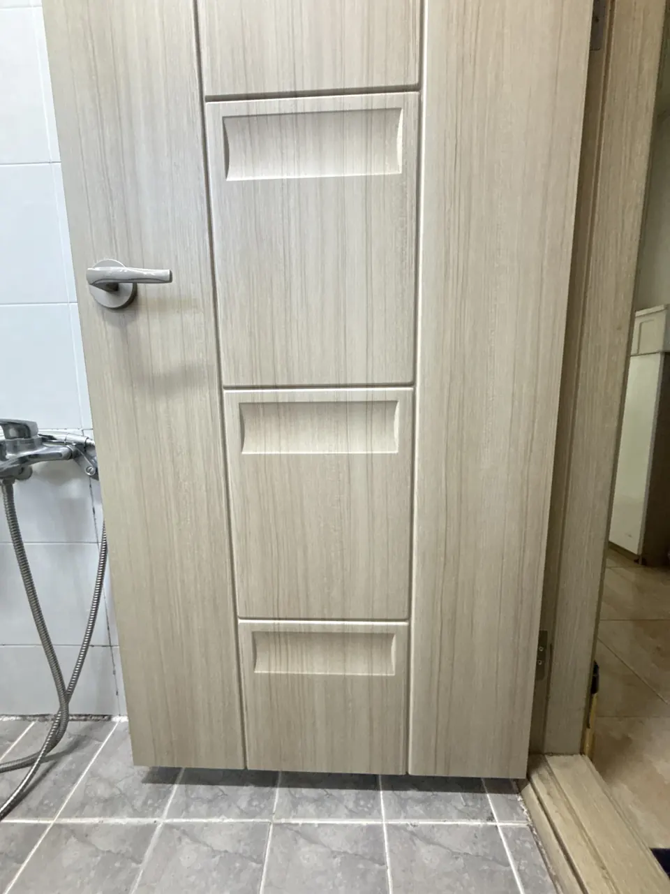 새 문짝으로 교체한 욕실문