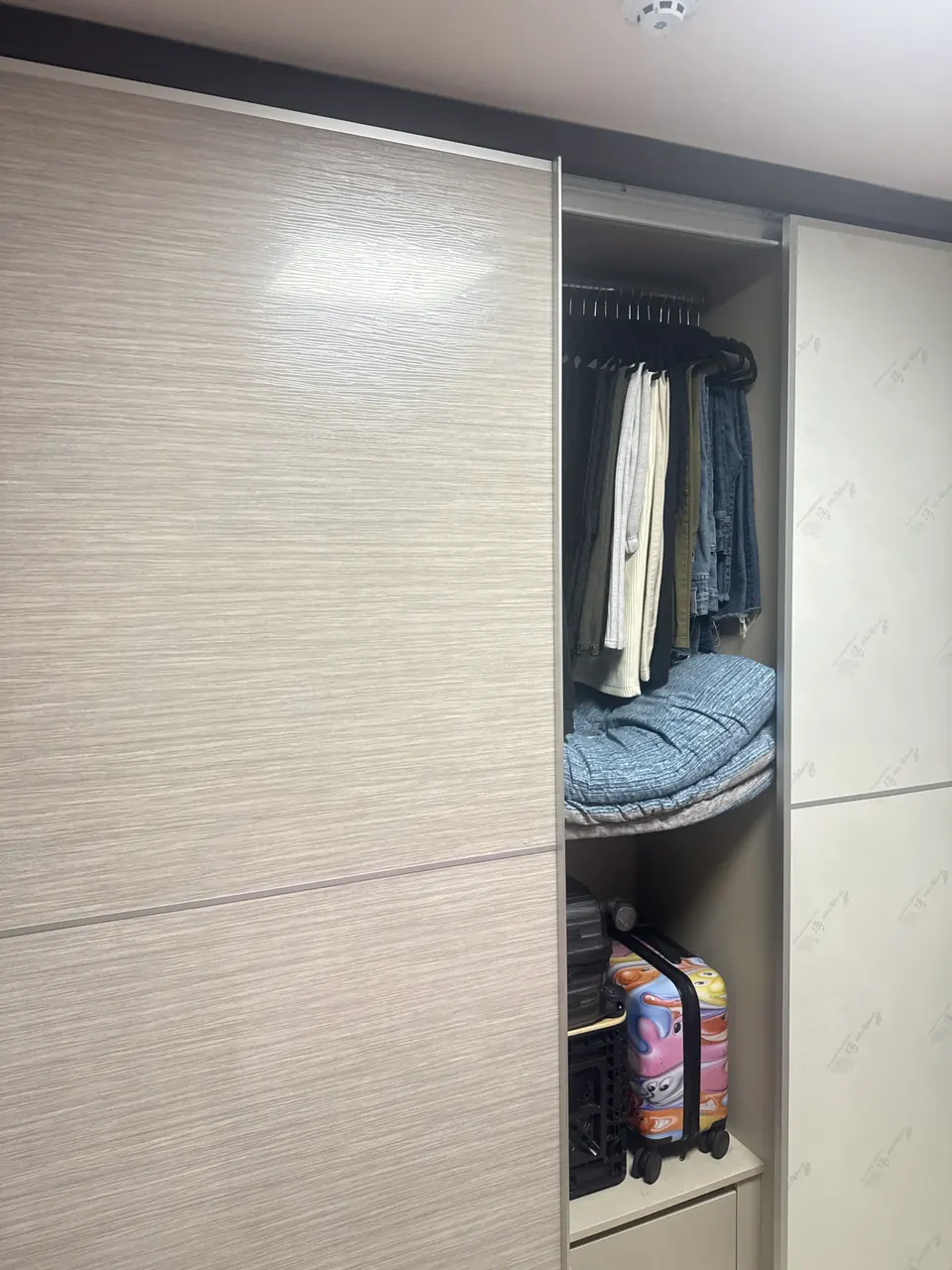 수리 전 문짝이 닫히지 않고 벌어진 우드톤 붙박이장
