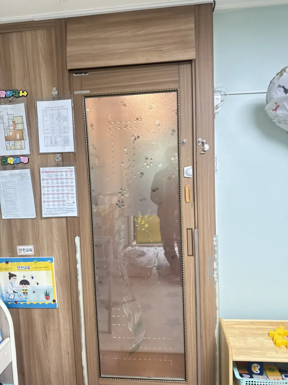 수리 후 유리창이 있는 어린이집 문