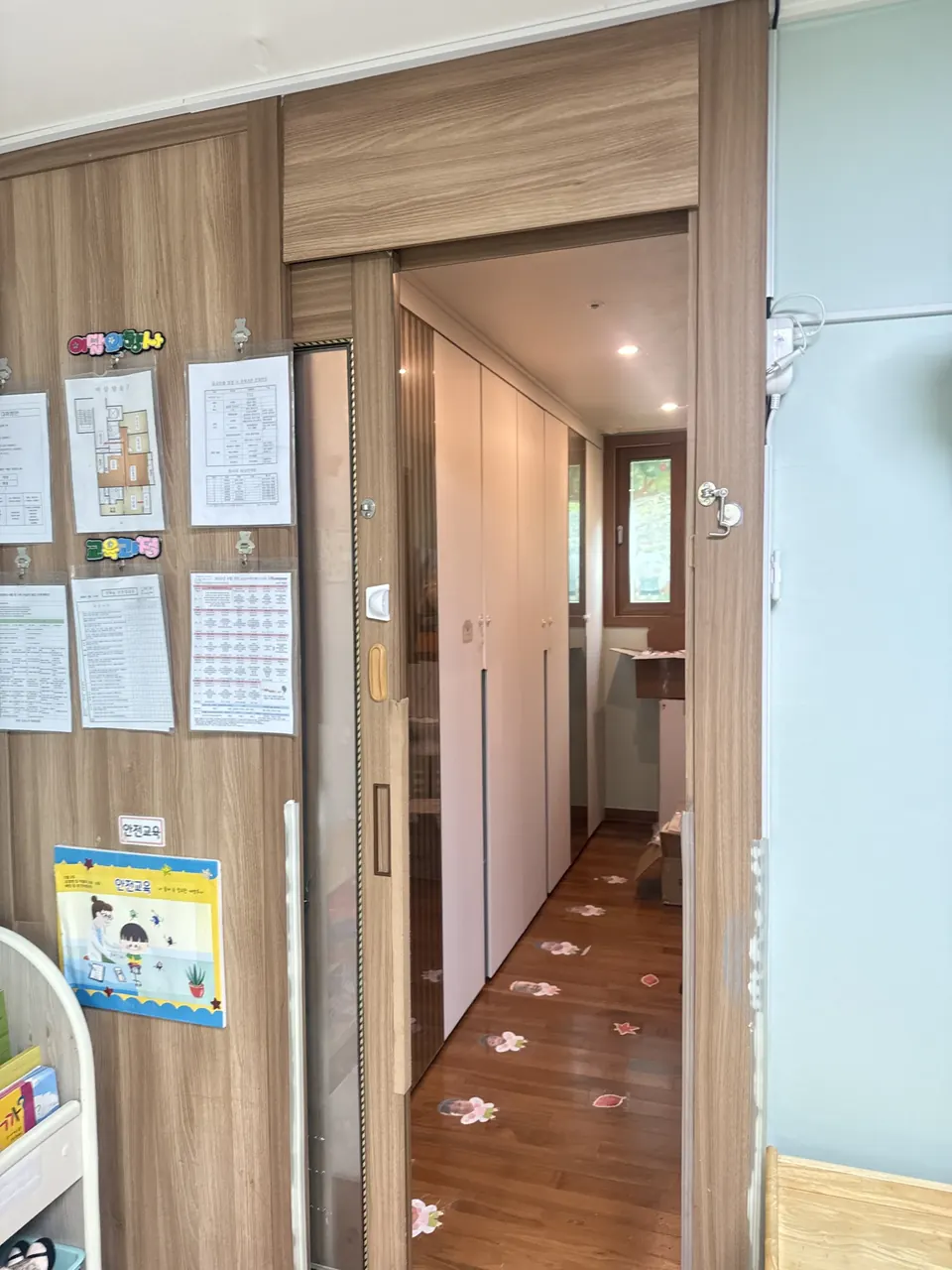 수리 전 벌어져 안전 위험이 있던 어린이집 문