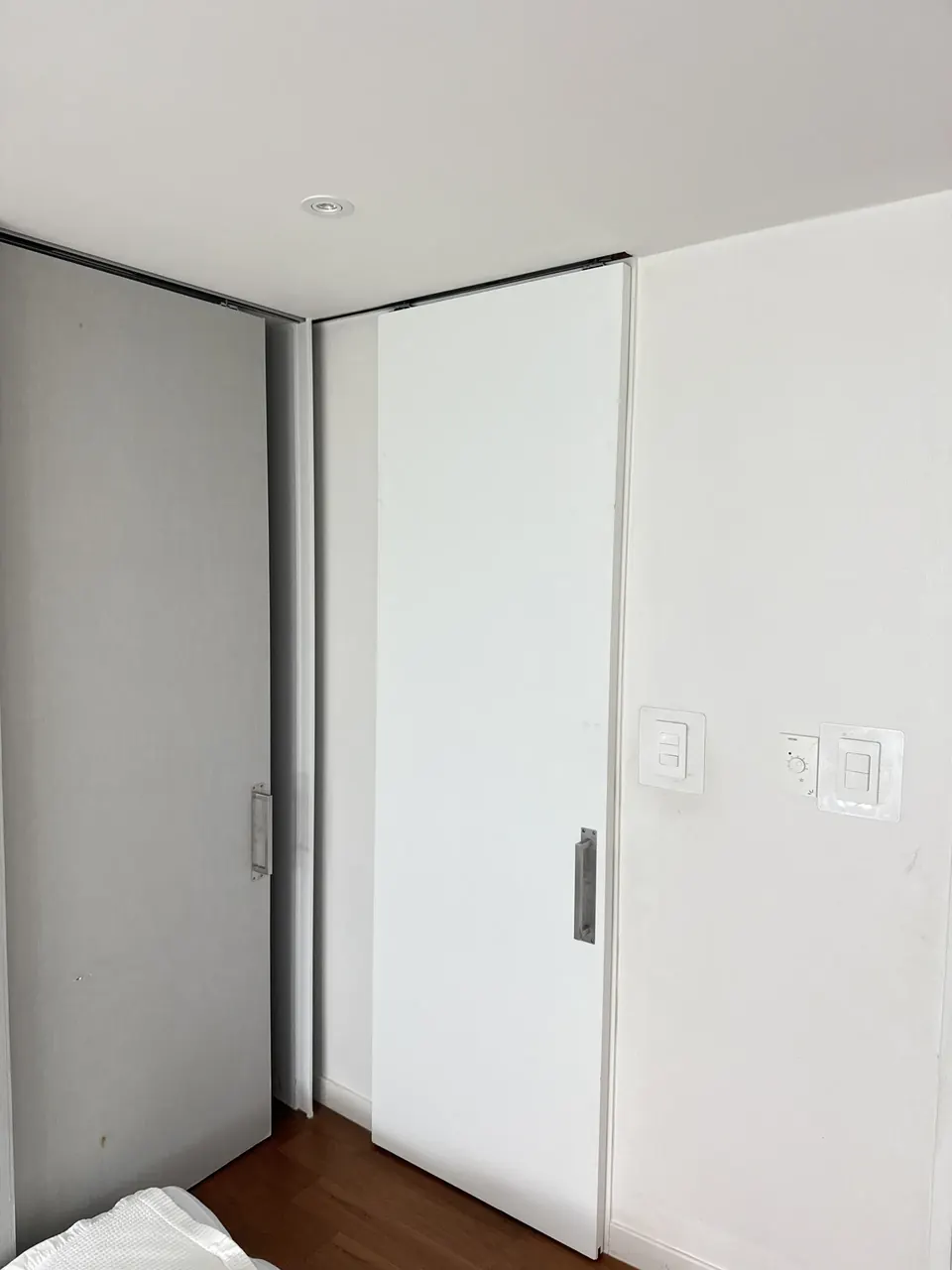 수리 후 벽면과 나란히 맞춰진 흰색 히든도어
