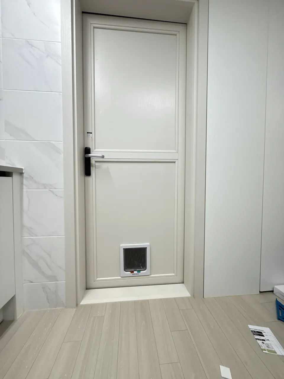 하단에 펫도어를 설치한 흰색 방문