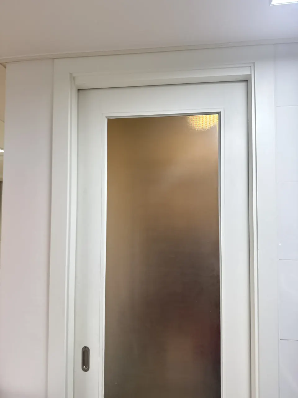 수리 후 닫힌 불투명 유리 슬라이딩 문