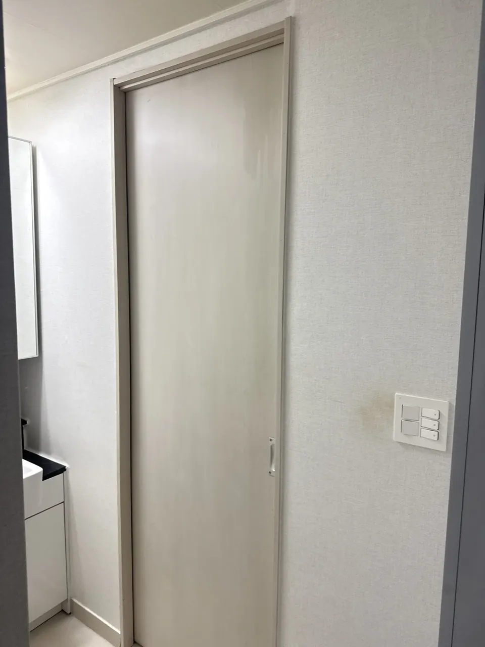수리 후 벽면과 나란히 닫힌 슬라이딩 문