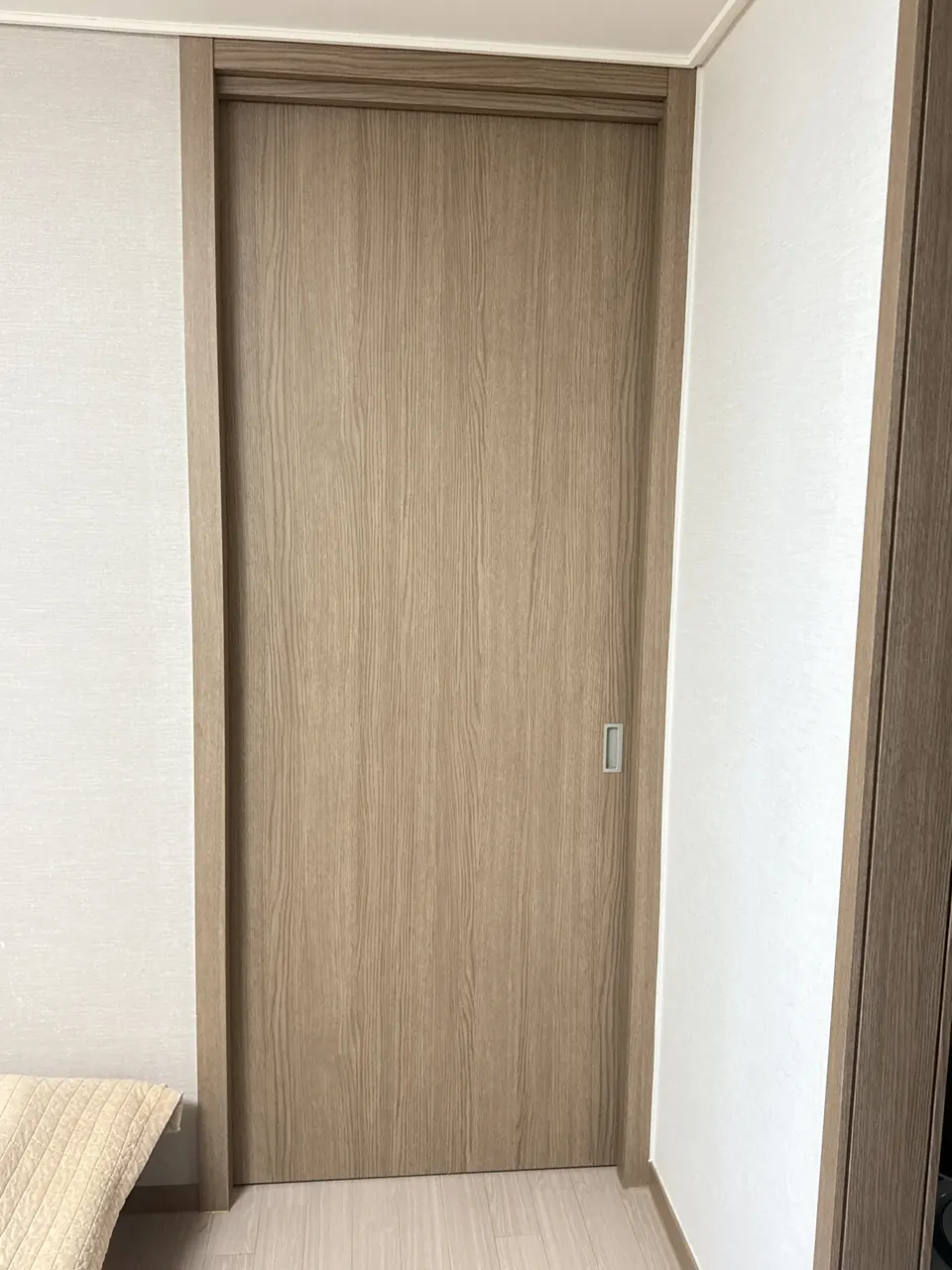 수리 후 반듯하게 닫힌 원목 무늬 포켓도어