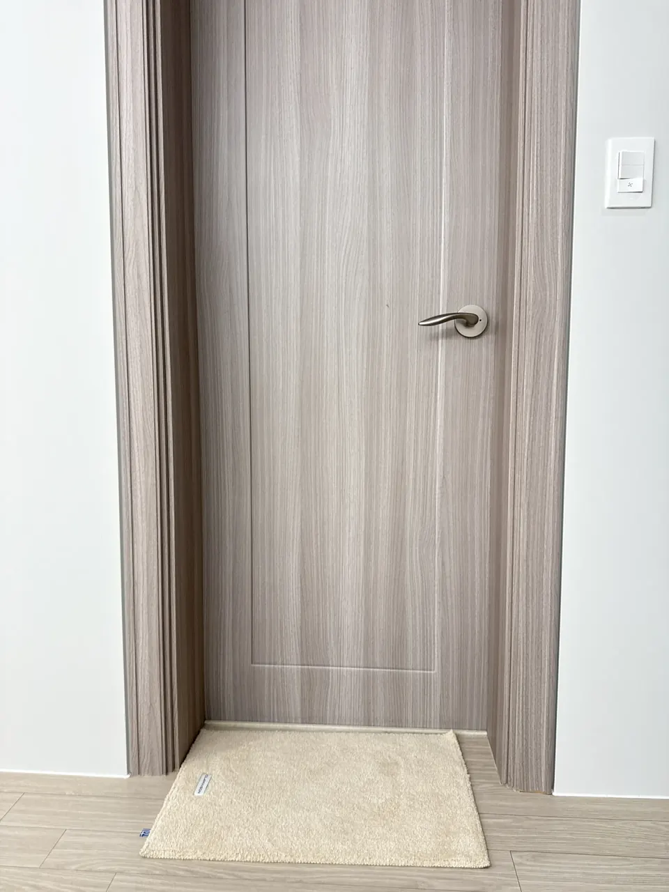 수리 후 문틀에 맞게 닫힌 방문