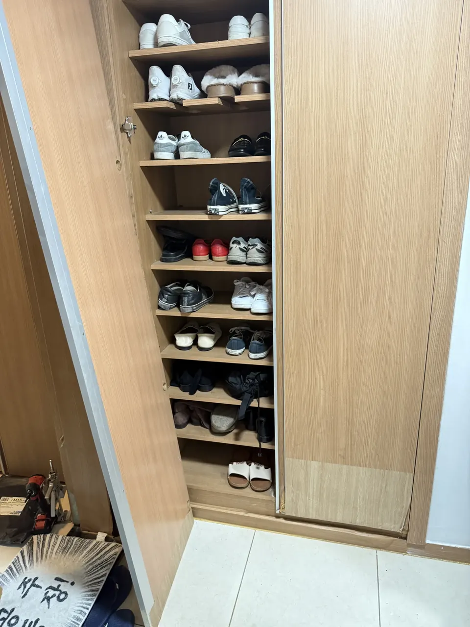 수리 전 문짝이 열려 신발이 보이는 신발장