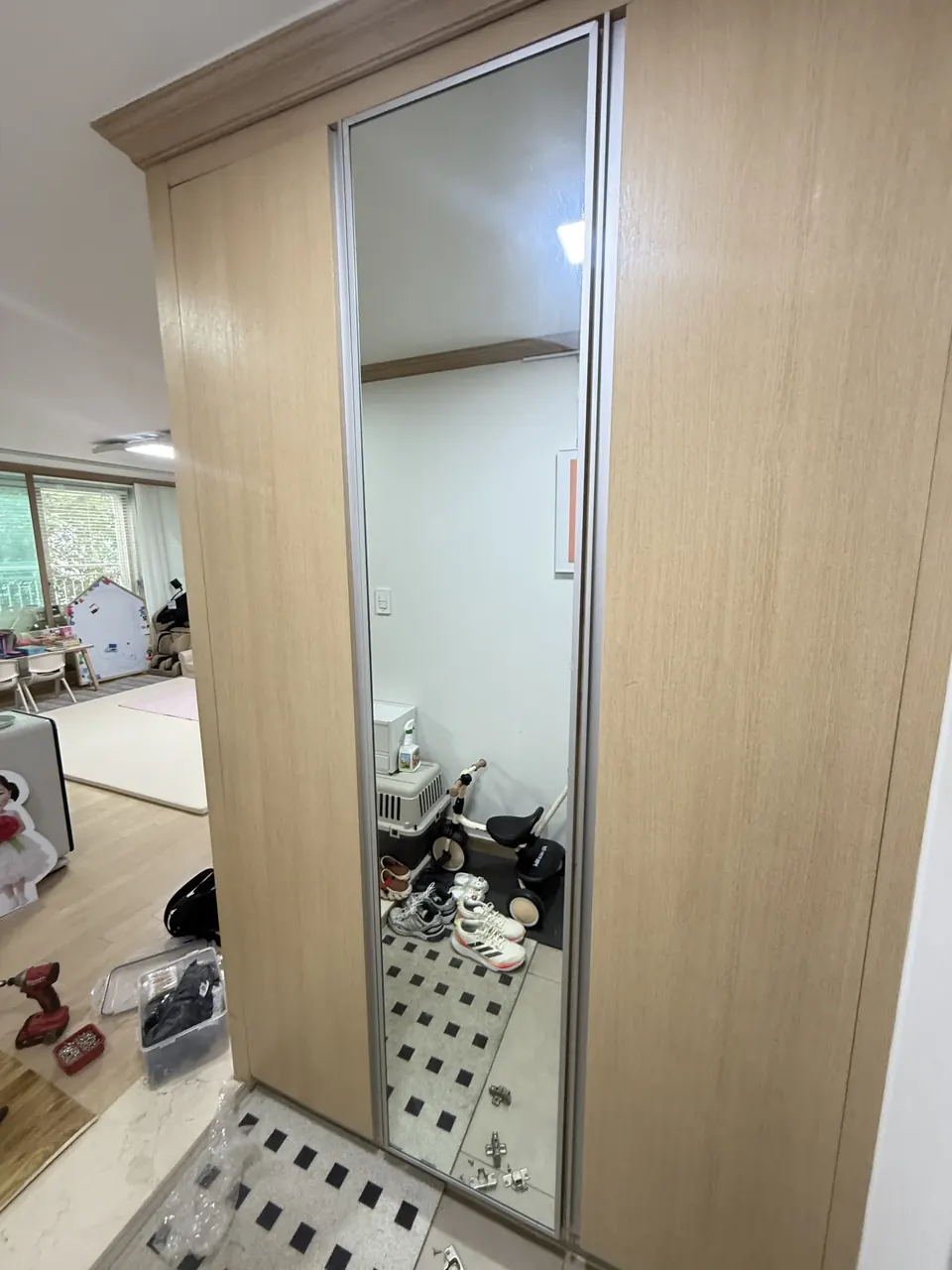 경첩 수리 후 반듯하게 달린 거울 신발장 문짝