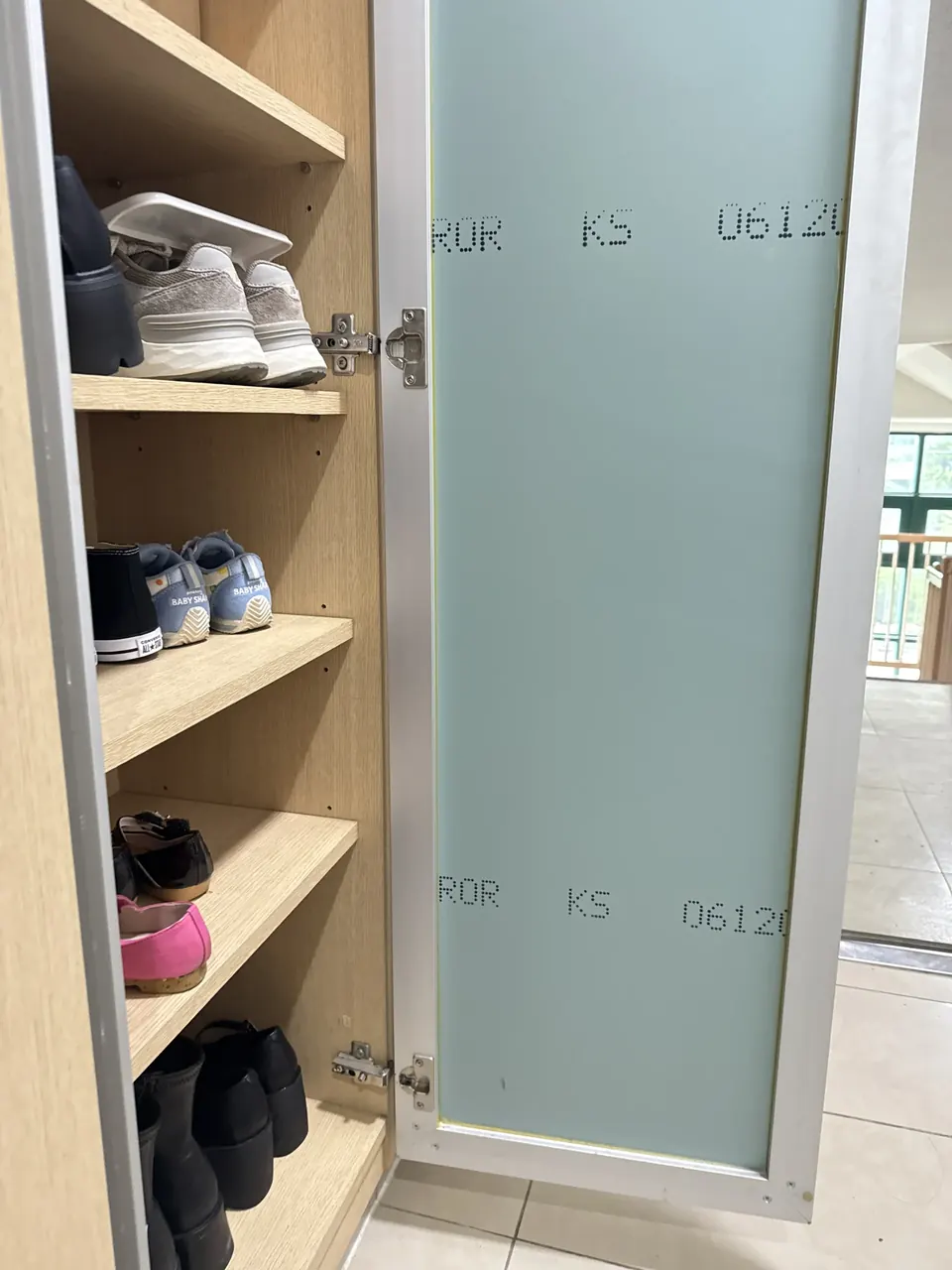 수리 전 경첩이 어긋나 열려 있는 신발장 문짝