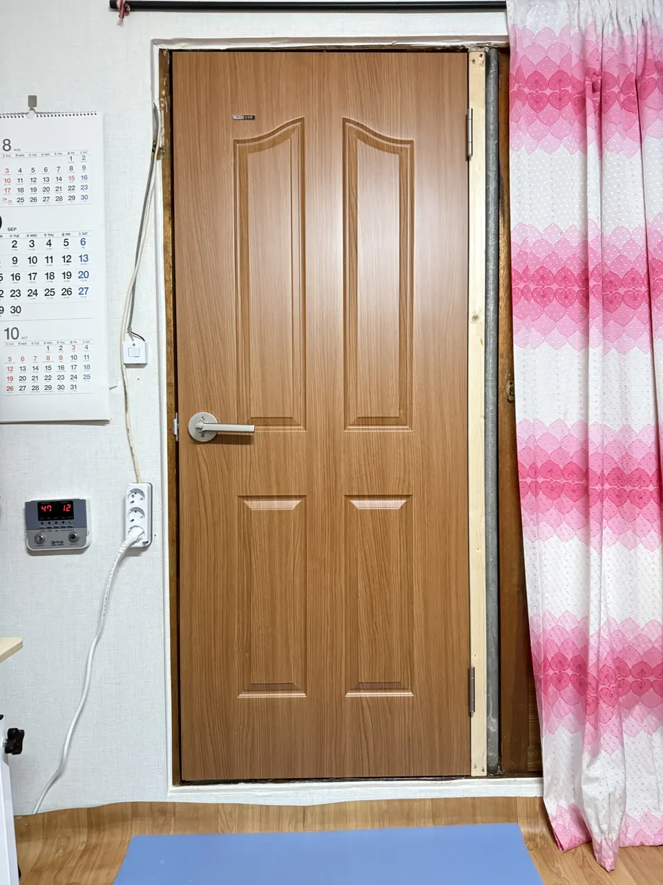 문틀을 세워 설치한 여닫이 문