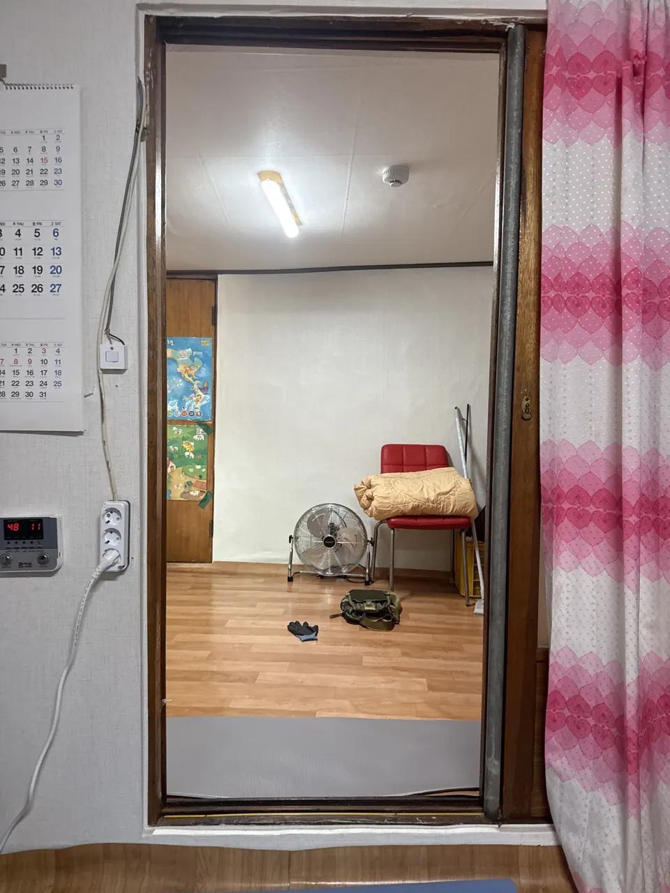 수리 전 사용하지 않던 슬라이드 문틀 입구