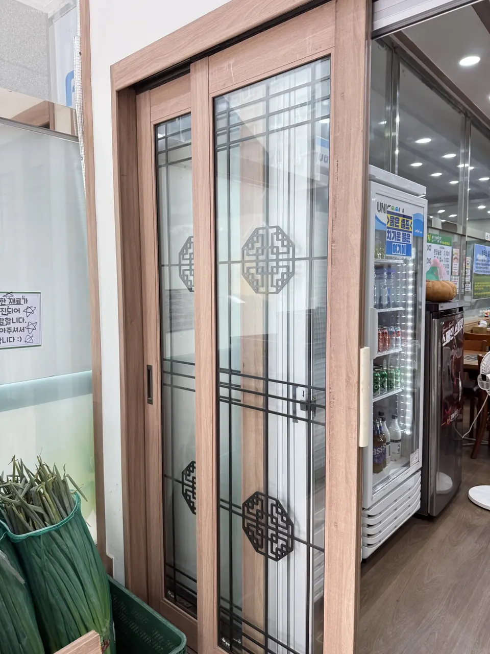 수리 전 열려 있는 상가 슬라이딩 중문