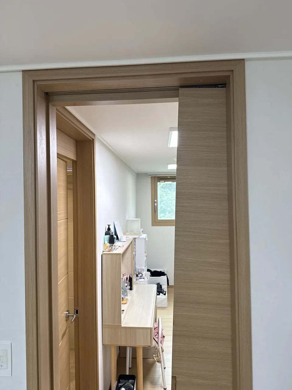 수리 전 반쯤 열려 있는 우드 슬라이딩 문